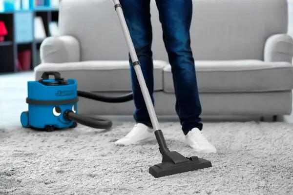 جارو زدن برای تمیز کردن فرش بدون شستن